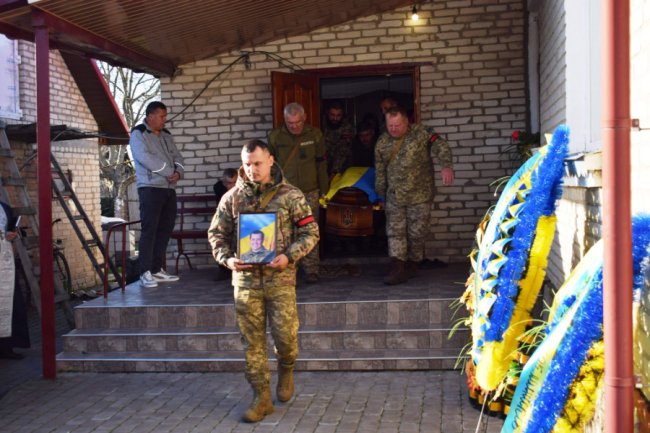 «На щиті»: волиняни навколішки прощалися із загиблим Героєм