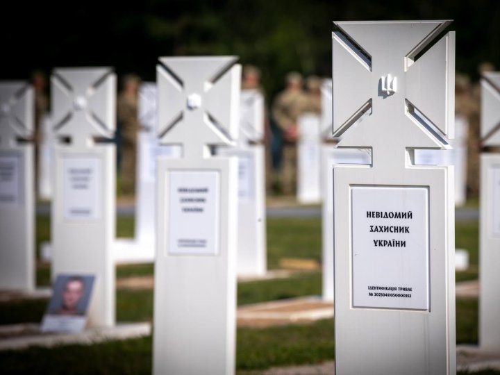 Дванадцять невідомих воїнів поховали на Національному військовому меморіальному кладовищі