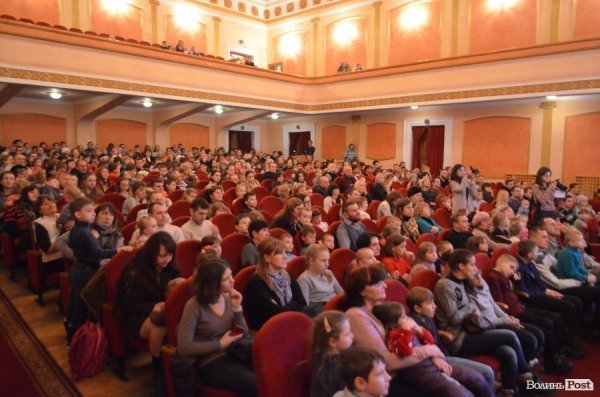 Свято кожному: майже півтисячі маленьких лучан отримали святкові подарунки