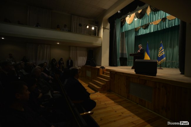 Томос, селфі та колядки: Петро Порошенко на Волині. ФОТОРЕПОРТАЖ