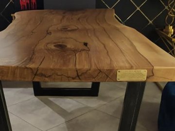 У Луцьку продають унікальний стіл із Лесиного ясена за 30 000 гривень