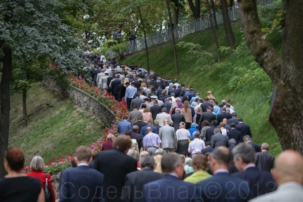 З якими обличчями керівники країни святкували День Незалежності. ФОТО