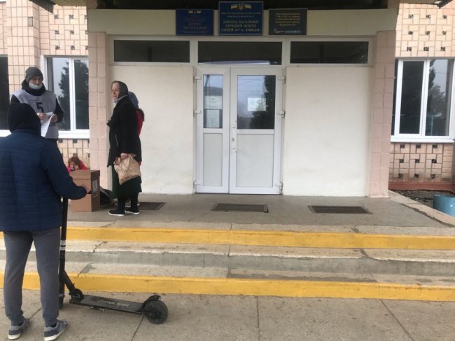 На Волині член ДВК проголосував за межами кабінки