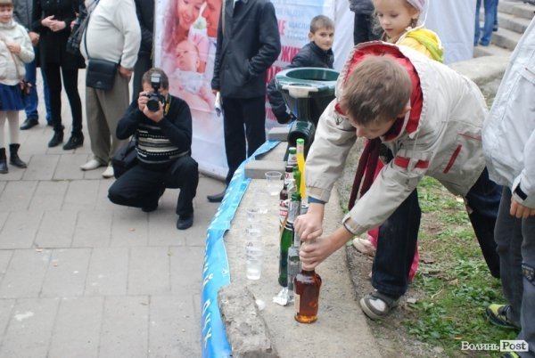 У Луцьку дітей вчили «знищувати» алкоголь. ФОТО