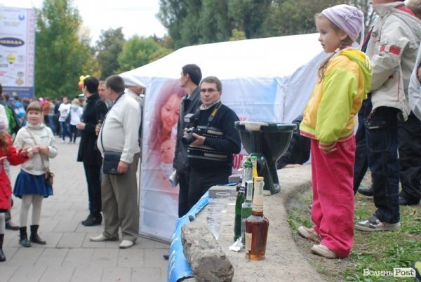 У Луцьку дітей вчили «знищувати» алкоголь. ФОТО