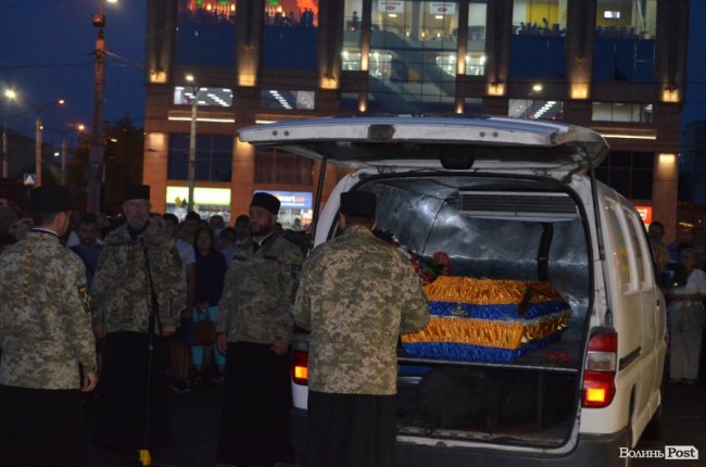 Тисячі людей у центрі Луцька зустріли загиблого Героя. ФОТО