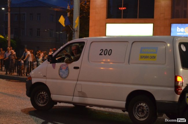 Тисячі людей у центрі Луцька зустріли загиблого Героя. ФОТО