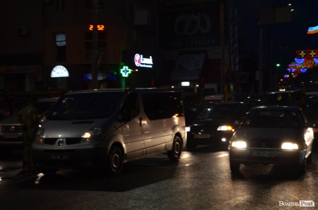 Тисячі людей у центрі Луцька зустріли загиблого Героя. ФОТО