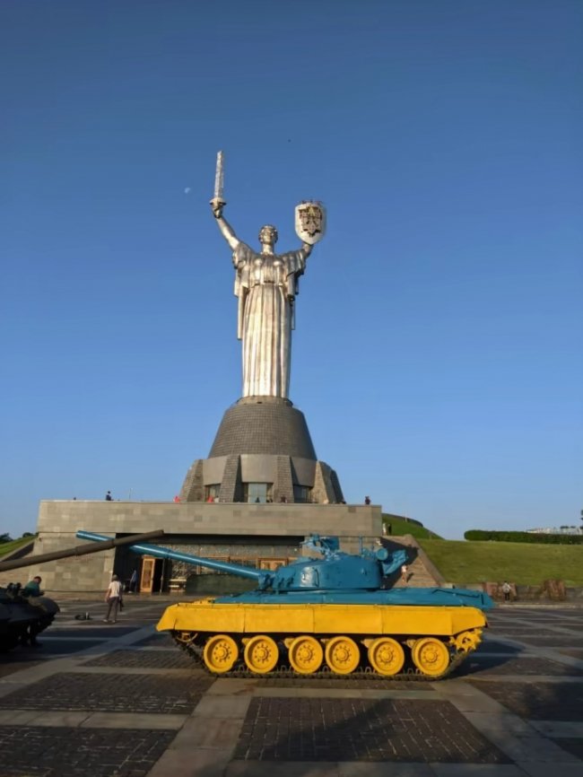 На «Батьківщину-мати» встановили тризуб. ФОТО