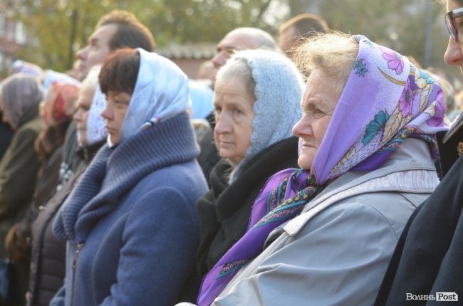 Килим із квітів та цілування рук: як у Луцьку зустріли Онуфрія. ФОТОРЕПОРТАЖ