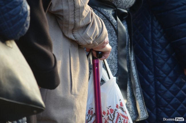 Килим із квітів та цілування рук: як у Луцьку зустріли Онуфрія. ФОТОРЕПОРТАЖ