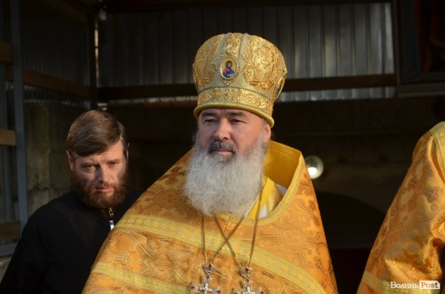 Килим із квітів та цілування рук: як у Луцьку зустріли Онуфрія. ФОТОРЕПОРТАЖ