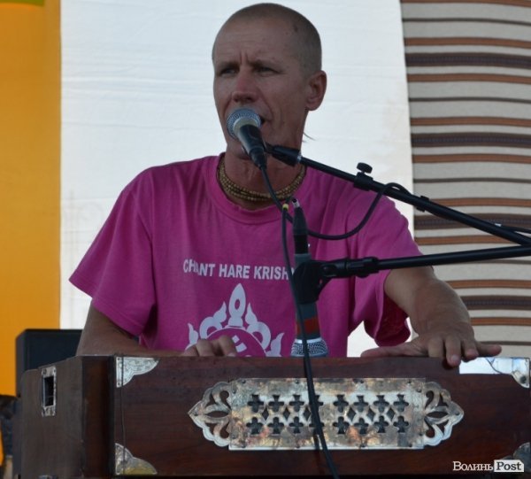 У центрі Луцька займалися йогою. ФОТО 