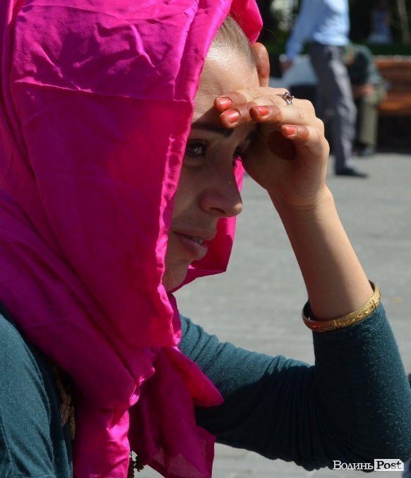 У центрі Луцька займалися йогою. ФОТО 