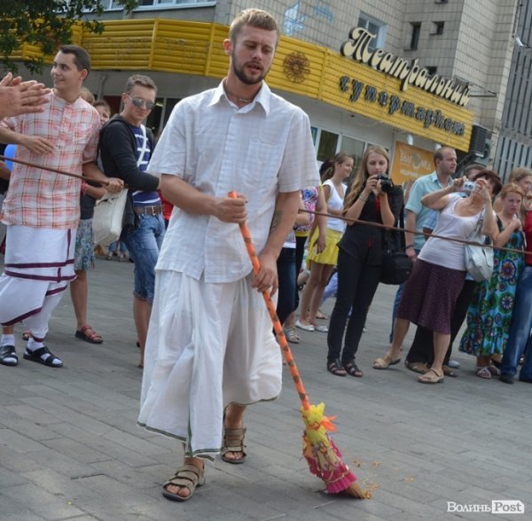 У центрі Луцька займалися йогою. ФОТО 