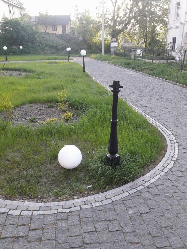 Вандали потрощили ліхтарі біля замку Любарта