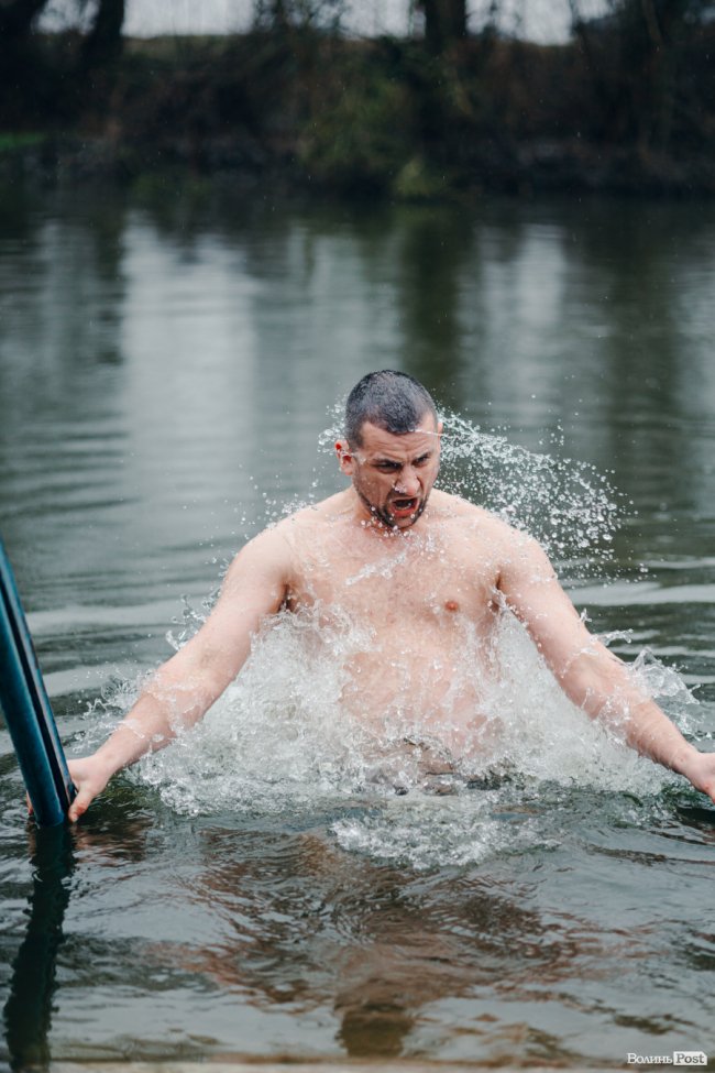 Водохреще у Луцьку: освячення води в річці Стир та занурення лучан. ФОТОРЕПОРТАЖ