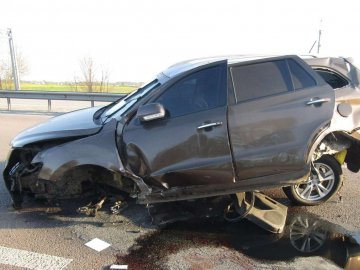 Легковик влетів у відбійник: в жахливій аварії на Житомирщині постраждали волиняни. ФОТО