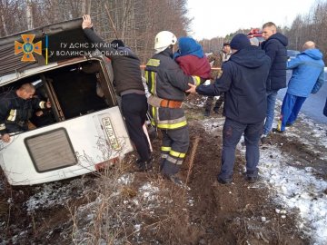 Волинські рятувальники «вирізали» двох пасажирів з деформованого після ДТП мікроавтобуса. ФОТО 