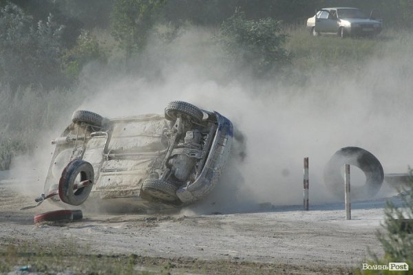 Під час автогонок під Луцьком перекинувся автомобіль. ФОТО