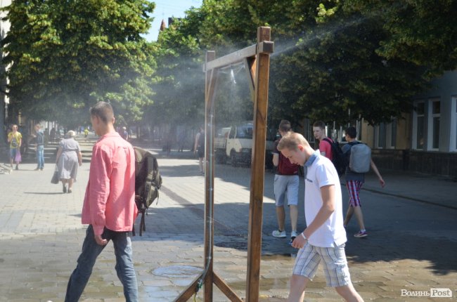 Нестерпні градуси: лучани рятуються від спеки під холодними бризками вуличних душів. ФОТО