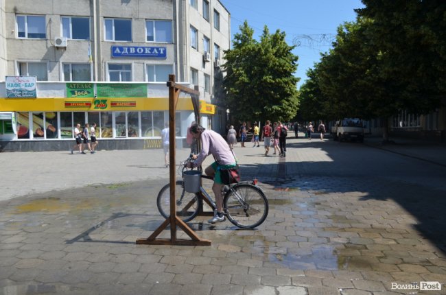 Нестерпні градуси: лучани рятуються від спеки під холодними бризками вуличних душів. ФОТО