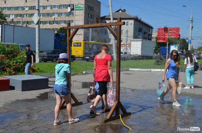 Нестерпні градуси: лучани рятуються від спеки під холодними бризками вуличних душів. ФОТО