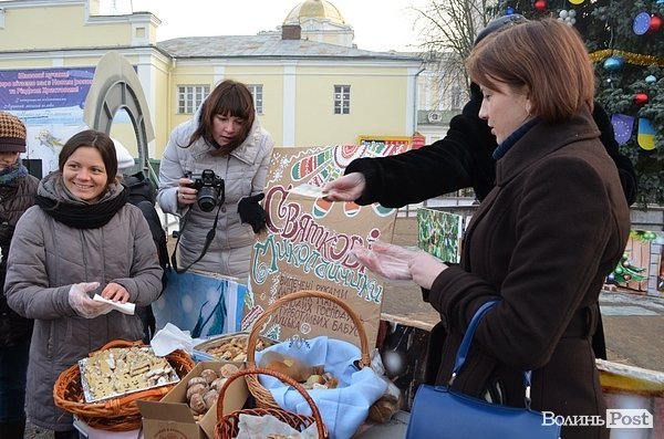 У центрі Луцька дітям роздавали печиво та подарунки. ФОТО