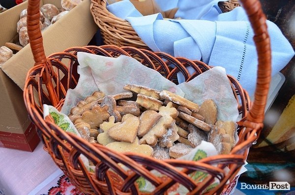 У центрі Луцька дітям роздавали печиво та подарунки. ФОТО