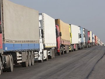 На кордоні України й Словаччини також зросли черги вантажівок через блокаду