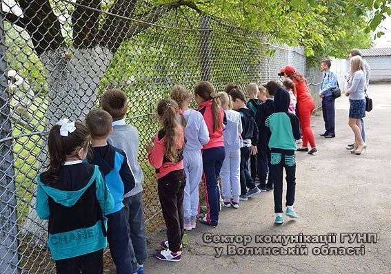 Луцькі школярі побували в гостях у кінологів. ФОТО