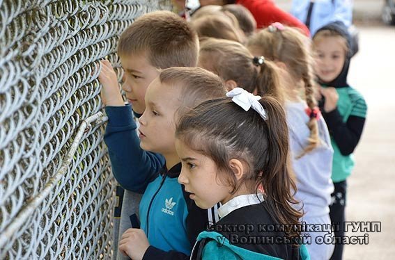 Луцькі школярі побували в гостях у кінологів. ФОТО