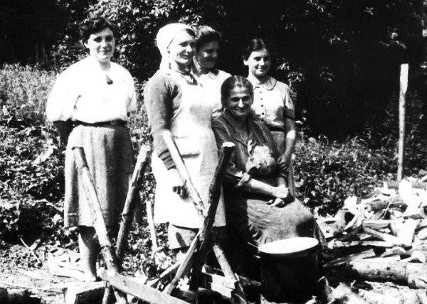 Група жінок із Українського Червоного Хреста (УЧХ), котрі були господинями на лісництві, де проводився Великий збір 11-15 липня 1944 року