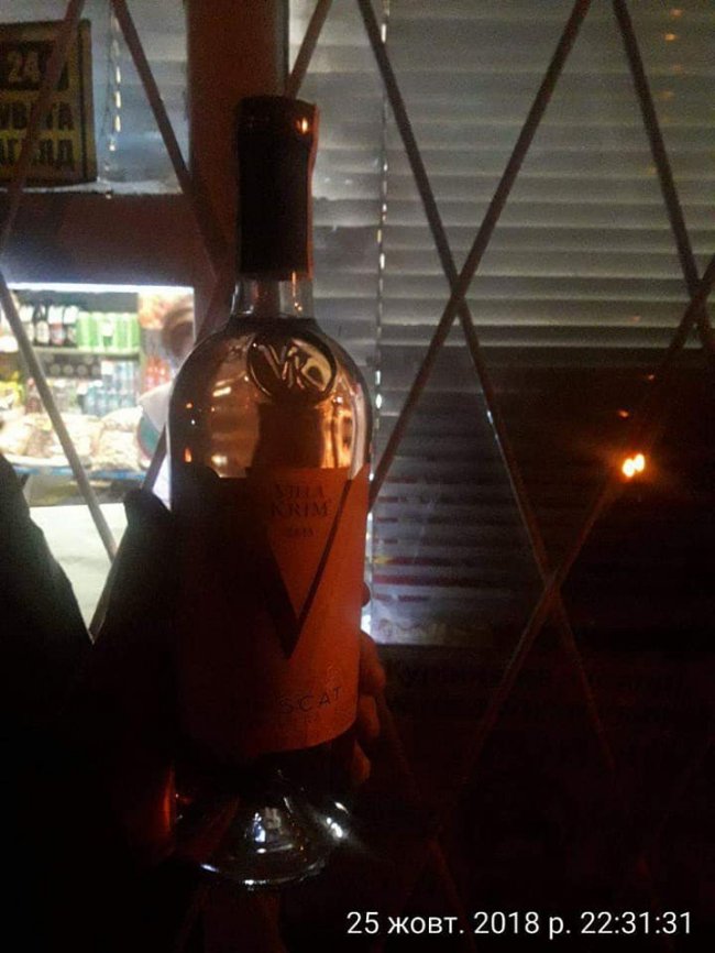 «Завжди Вам раді»: у Луцьку вночі продавали алкоголь. ФОТО