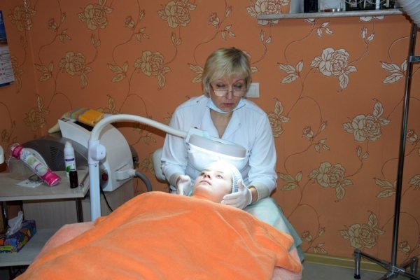 Маша на огляді косметолога