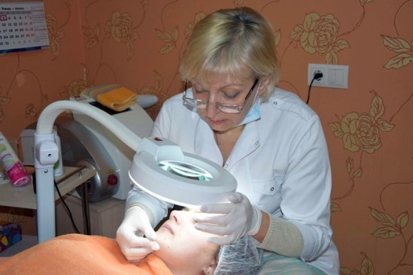 Маша на огляді косметолога