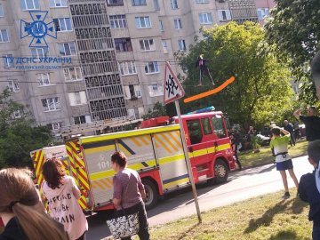 У Луцьку запобігли нещасному випадку: дівчина вилізла на дроти електромережі