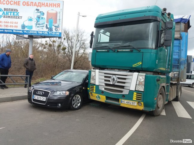 У Луцьку фура на «зебрі» причавила елітне Audi