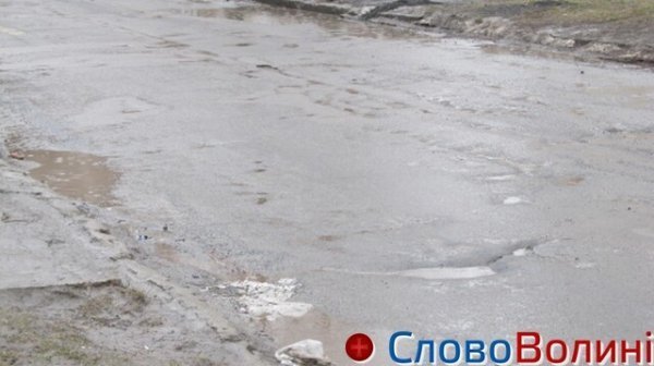 Луцькі дороги після снігу: ями, вибоїни, калюжі. ФОТО