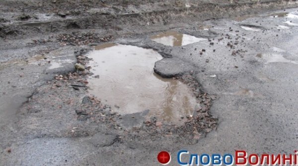 Луцькі дороги після снігу: ями, вибоїни, калюжі. ФОТО