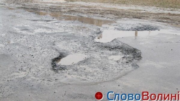 Луцькі дороги після снігу: ями, вибоїни, калюжі. ФОТО