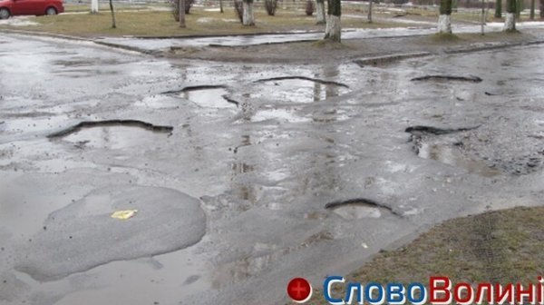 Луцькі дороги після снігу: ями, вибоїни, калюжі. ФОТО