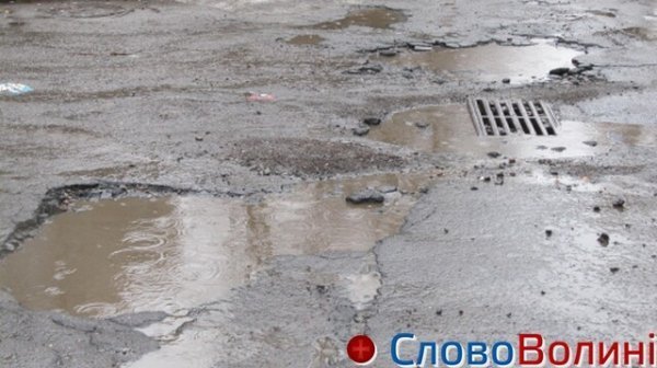 Луцькі дороги після снігу: ями, вибоїни, калюжі. ФОТО