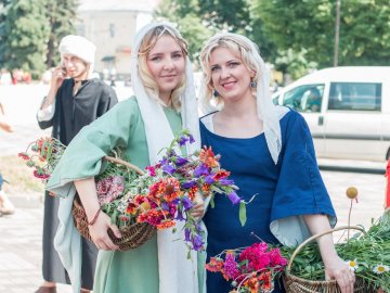 Середньовічні сукні, лицарські обладунки і давні забави: «Князівський бенкет» у Луцьку. ФОТО