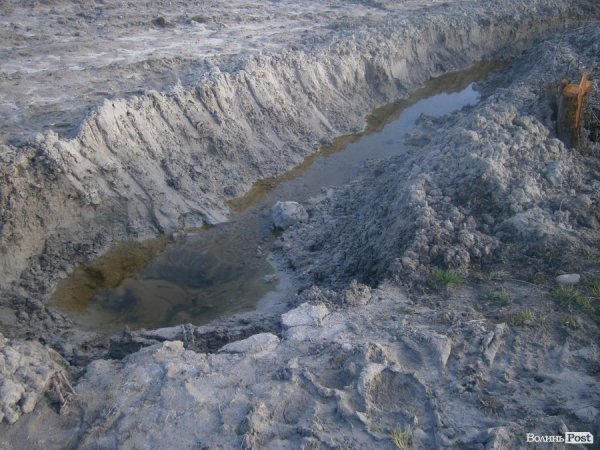 У Старій Вижівці начальник місцевого автодору затопив ділянку учасника АТО. ФОТО