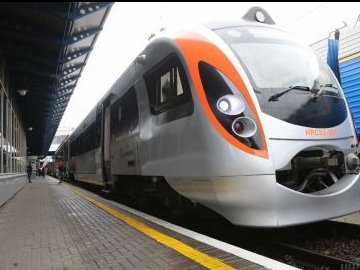Україна відновлює залізничне сполучення з Польщею: назвали дату