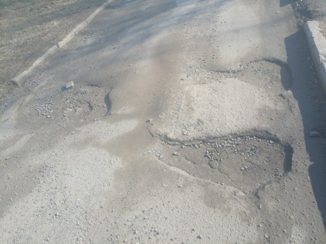 Поки ще не пізно: лучани просять «залатати» ями на одній з вулиць. ФОТО