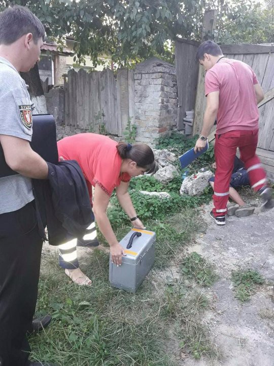Без ознак життя і лазили мухи: у Луцьку знайшли ледве живу п’яну жінку