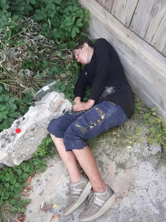 Без ознак життя і лазили мухи: у Луцьку знайшли ледве живу п’яну жінку