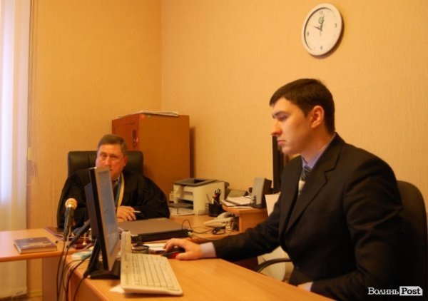 На задньому плані - суддя Віталій Ковтуненко